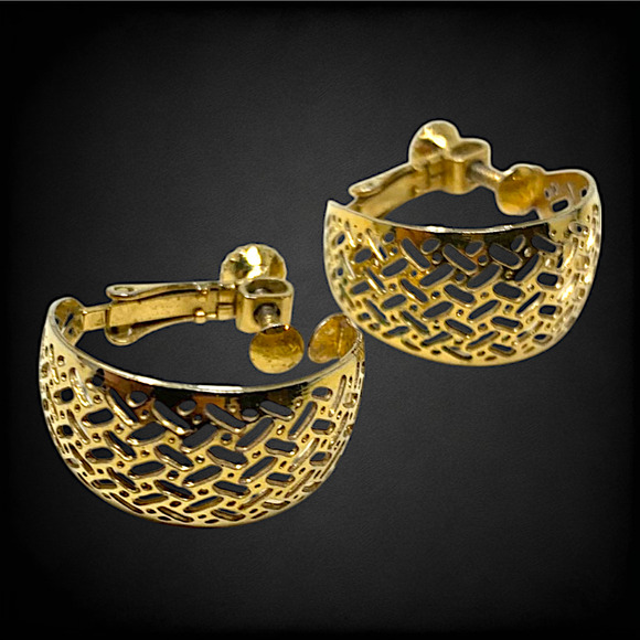 Vintage 1980s Napier Gold Tone Filigree Clip On Huggie Earrings Couture Mogul - Picture 1 of 5
